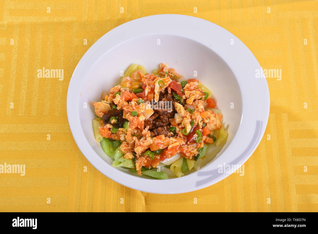 Suppe pasta heften Hammel gedämpfte Brötchen Wasserbecken Hammel essen. Niemand isst ein leckeres Hähnchenfleisch für Abendessen, Gemüse board, Wachstum Gerichte, Mittagessen, Rind- und Schweinefleisch Sauce, köstliche Nährstoffe. Traditionelle Restaurants, Shaanxi Küche, Küche, chinesisches Essen, Pakete. Stockfoto