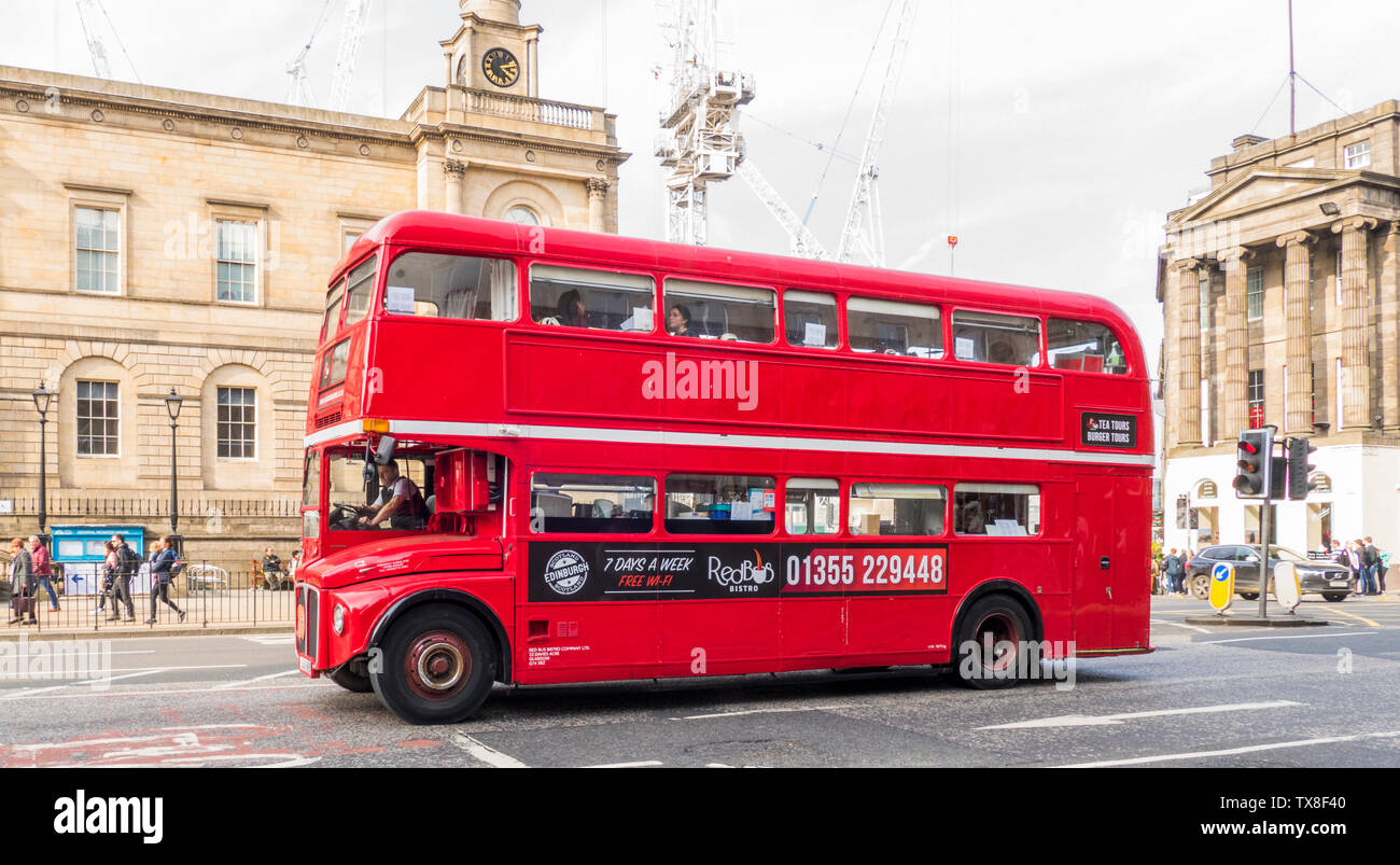 Das Stadtzentrum von Edinburgh - Ein roter Bus Bistro Doppel Decker Tour Bus, wo die Passagiere von Gourmet lokale Essen und Trinken an Bord teilnehmen können. Schottland, Großbritannien. Stockfoto