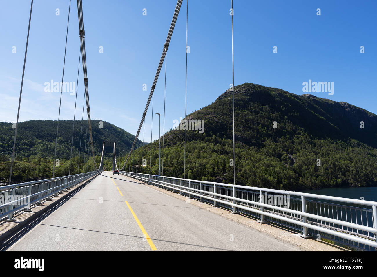 Hängebrücke in Norwegen. Sonnigen Sommertag Stockfoto