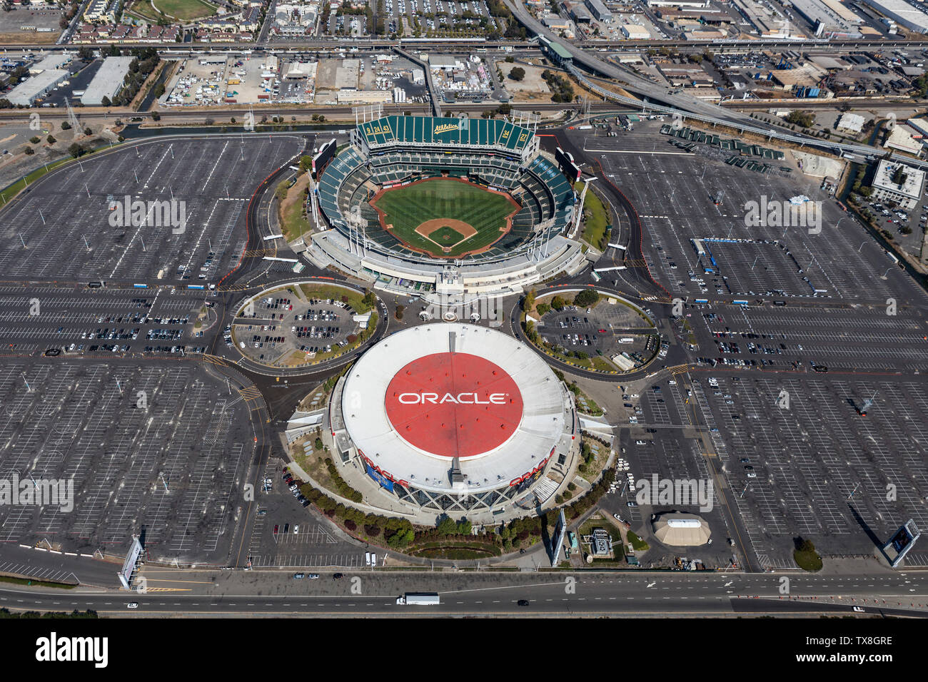 Oakland, Kalifornien, USA - 19. September 2016: Luftaufnahme der Oracle Arena und Oakland Coliseum Stadium. Stockfoto