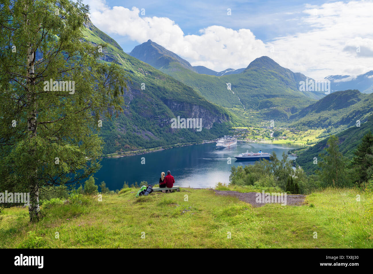 Geirangerfjord Kreuzfahrt. Ein Märchen von der Förde. Paar genießt einen majestätischen Blick in Norwegen. In der Nähe der touristischen Stadt Geiranger Stockfoto