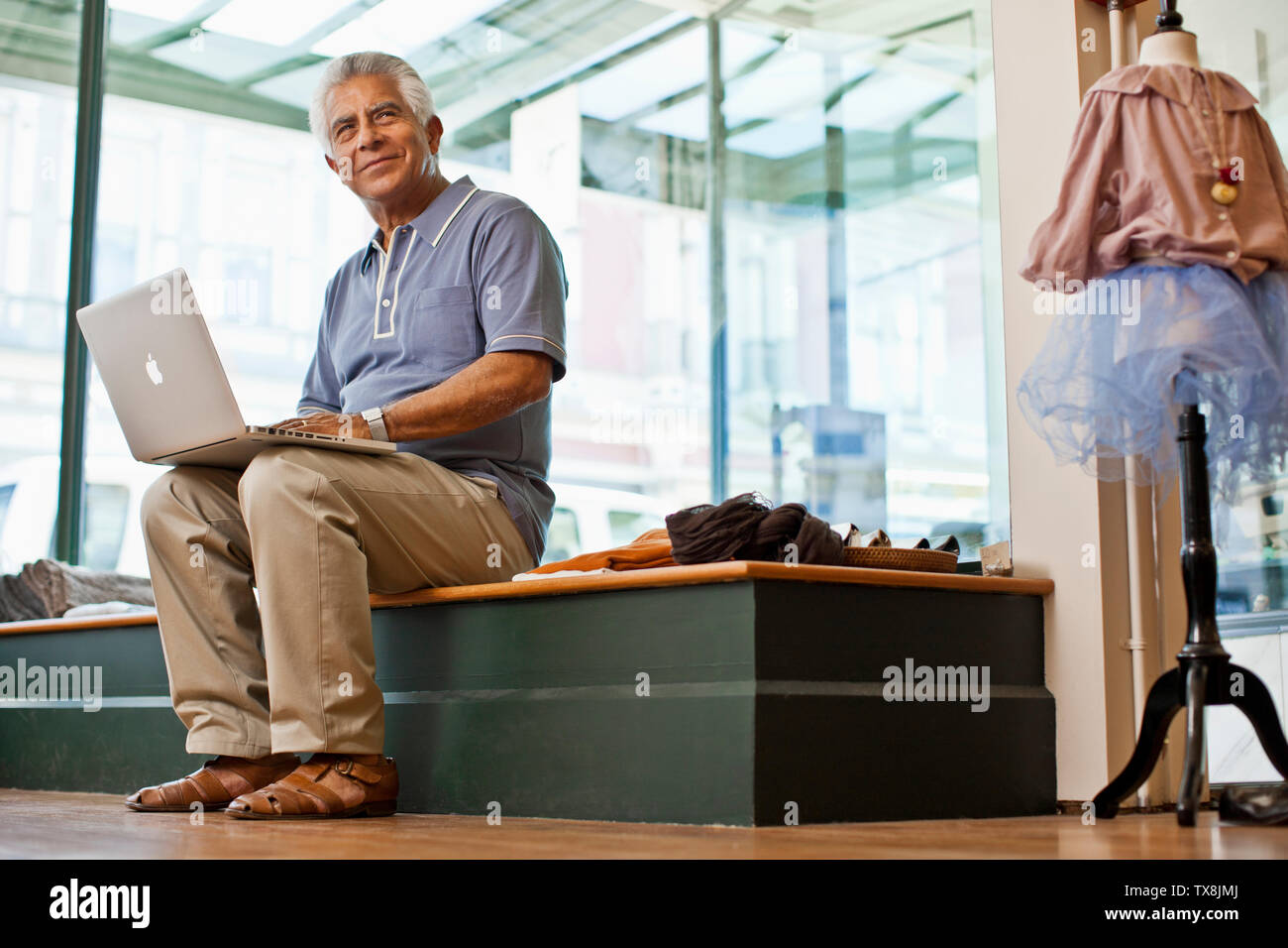 Gerne reifer Mann arbeitet an einem Laptop Computer. Stockfoto