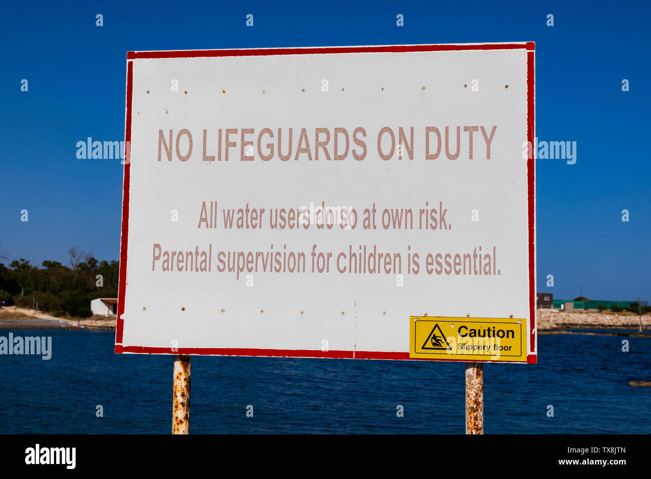 'Keine Rettungsschwimmer im Einsatz" Warnschild, Dhekelia Xylotymbou Ormedia, Angeln Tierheim, Zypern Stockfoto