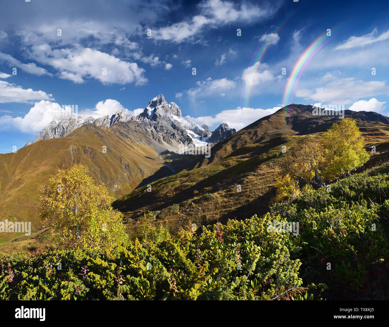 Sonniges Wetter in den Bergen. Herbst Landschaft mit dem oberen Ushba. Main kaukasischen Ridge. Zemo Swanetien, Georgien Stockfoto