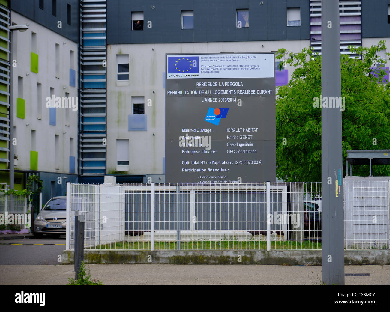 Montpellier, Frankreich, Mai 2019: Bunte Fassaden der "Residence La Pergola" eine Gemeinschaft Wohnanlage rehabbed mit Hilfe von der EU Stockfoto