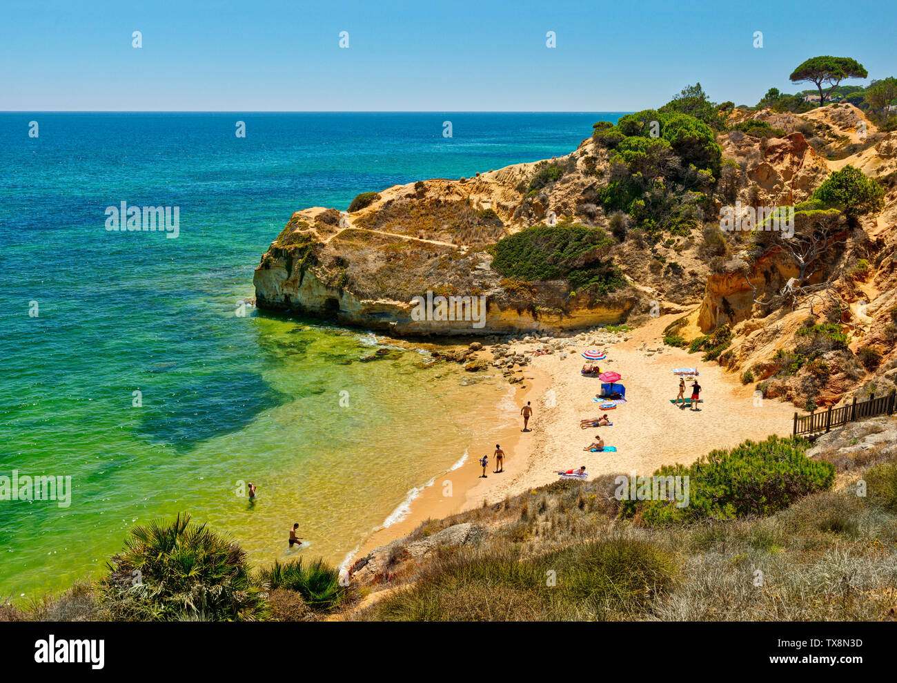 Eine Kleine Bucht In Olhos De Agua Der Algarve Portugal Stockfotografie Alamy
