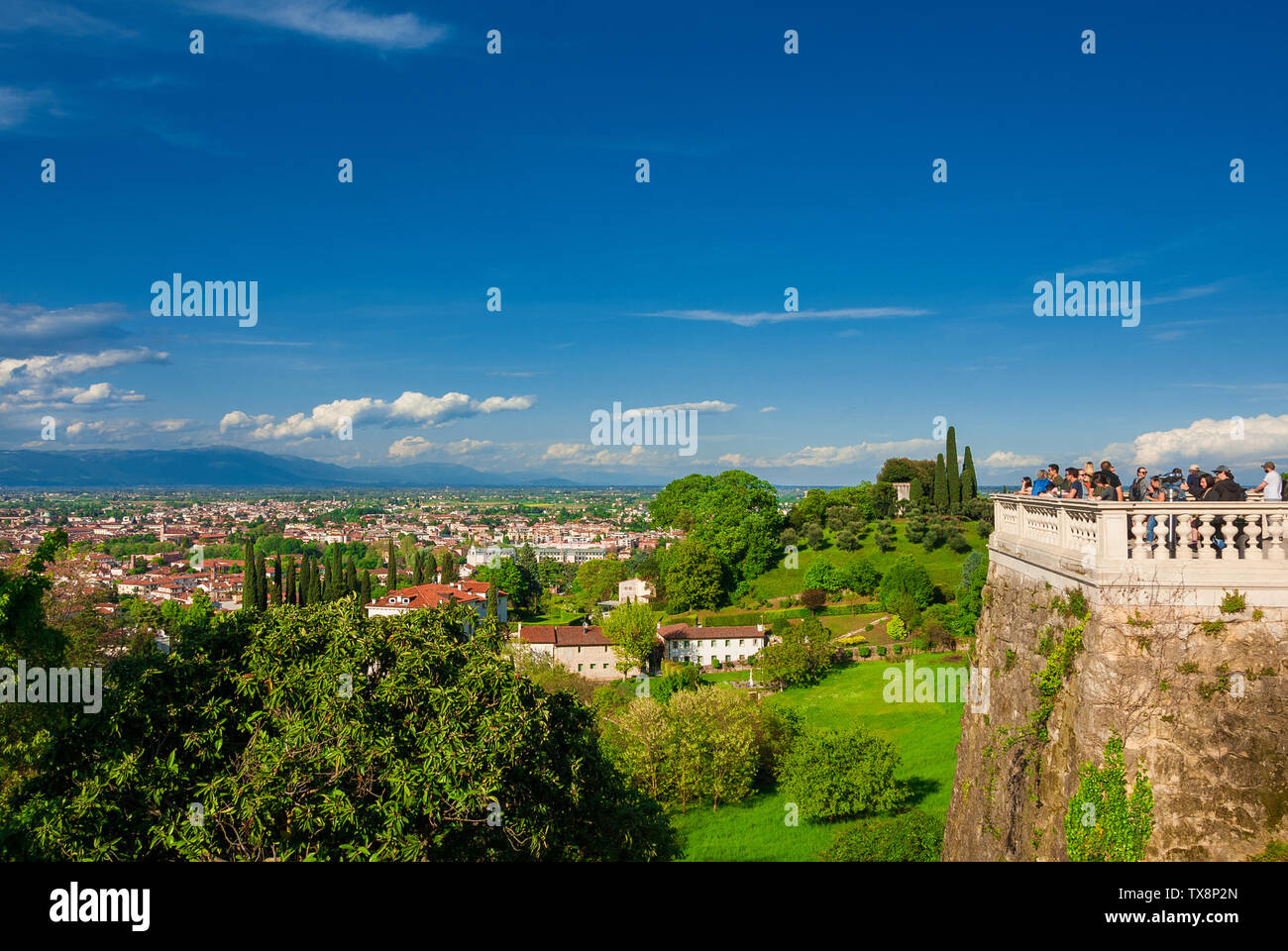 Touristen beobachten die Stadt Vicenza vom Mount Berico Panoramaterrasse Stockfoto