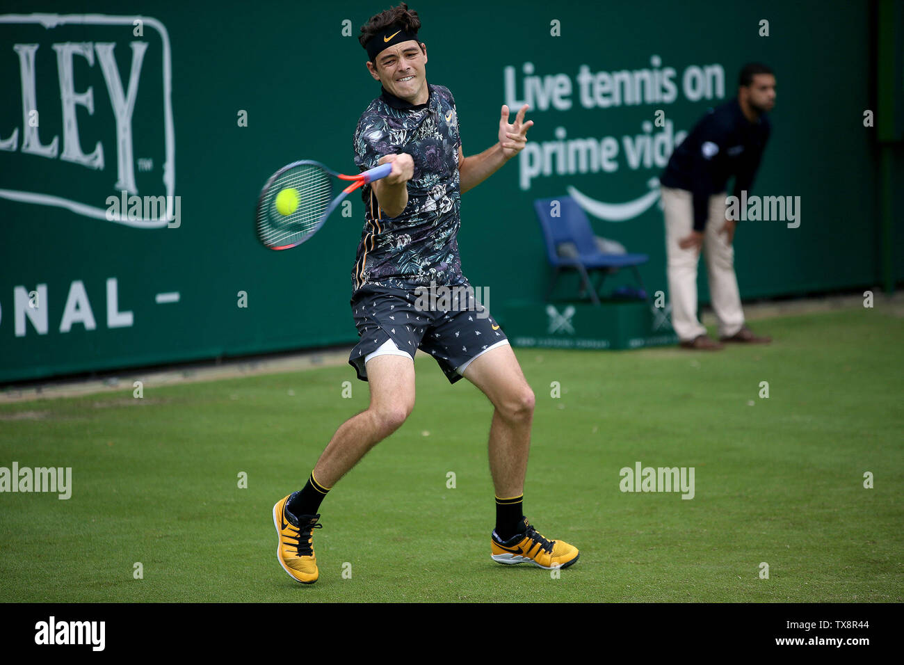 Eastbourne, Großbritannien. 24. Juni, 2019. Taylor Fritz der USA während seiner Männer singles Match gegen Paul Jubb von Großbritannien auf die Natur Tal International Eastbourne 2019, International Tennis, in Devonshire Park in Eastbourne am Montag, den 24. Juni 2019. Bitte beachten Sie die redaktionelle Nutzung nur. pic von Tom Smeeth/Andrew Orchard sport Fotografie./Alamy Live News Credit: Andrew Orchard sport Fotografie/Alamy leben Nachrichten Stockfoto