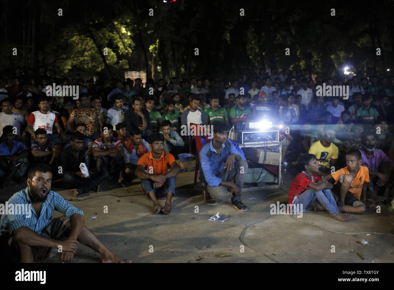 Dhaka, Bangladesch. 25. Juni 2019. Kricket Fans sehen Sie ein Match in offenen Plätze zwischen Bangladesch und Afghanistan von Cricket World Cup in der Nacht in der Nähe von Dhaka University Area. Credit: MD Mehedi Hasan/ZUMA Draht/Alamy leben Nachrichten Stockfoto