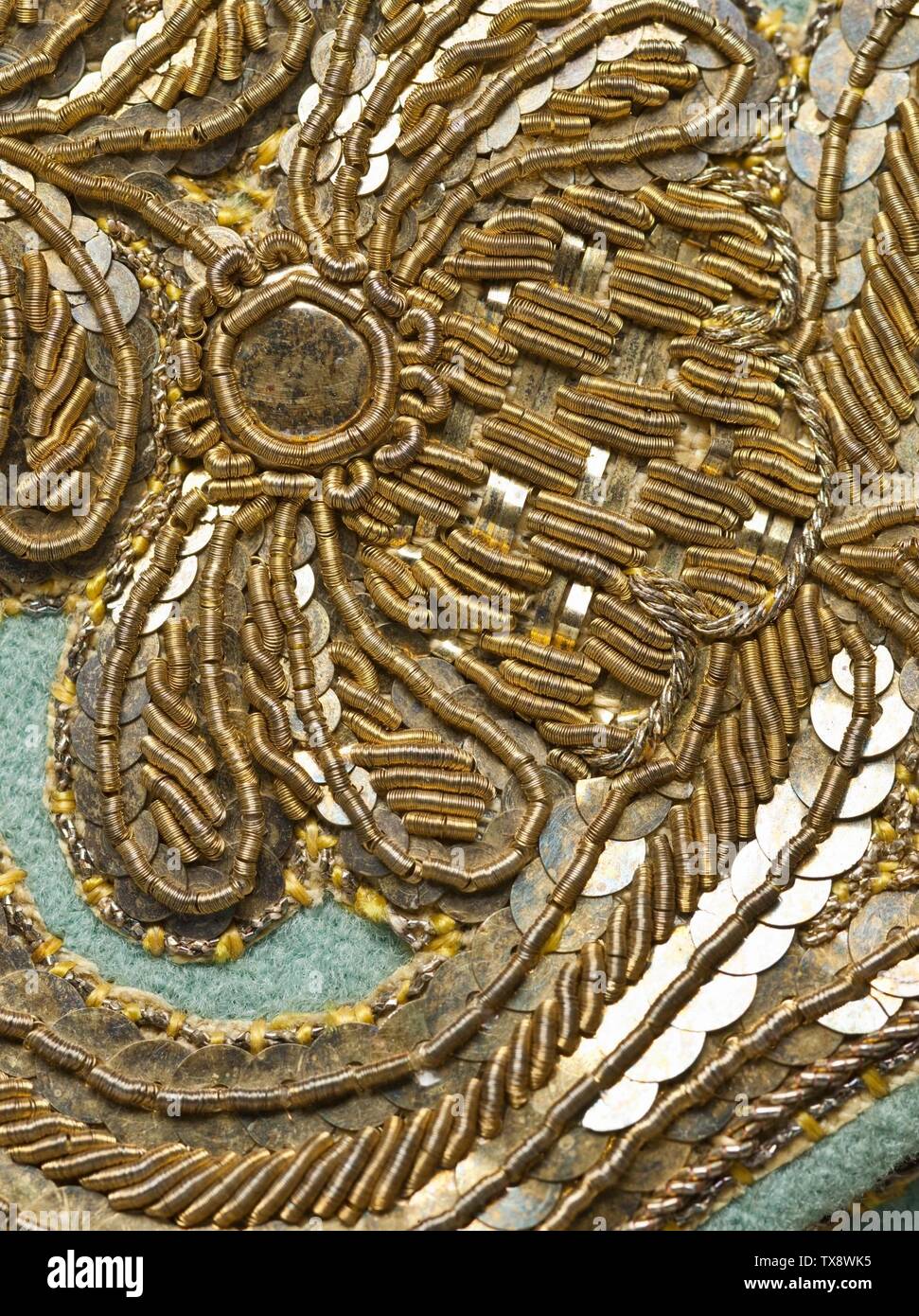 Herrenanzug (Bild 6 von 11); Frankreich, ca. 1760 Kostüme; Hauptkleidung (gesamter Körper) Mantel und Weste: Einfarbiges Wollgewebe, volllackiert, mit Pailletten und metallisch-fächergestickten appliqués; Breschen: Einfarbiges Wollgewebe, volllackiert, mit Seide und Passementerie mit Metallfaden A) Mantel mittlere Rückenlänge: 40 1/4 x. (102,235 x ); b) Weste hinten mittig Länge: 29 3/4 x . (75,565 x ); c) Länge Der Innennaht: 18 1/4 Zoll (46,355 cm); c) Länge Der Seite: 25 Zoll (63,5 cm) Mit Mitteln von Suzanne A. Saperstein und Michael und Ellen Michelson, mit zusätzlichem Fu Erworben Stockfoto