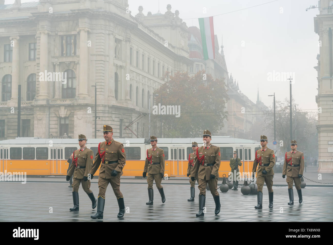 Budapest, Nov 10: Soldat war dabei die Erhöhung der Flagge Zeremonie am 10.November, 2018 in Budapest, Ungarn Stockfoto