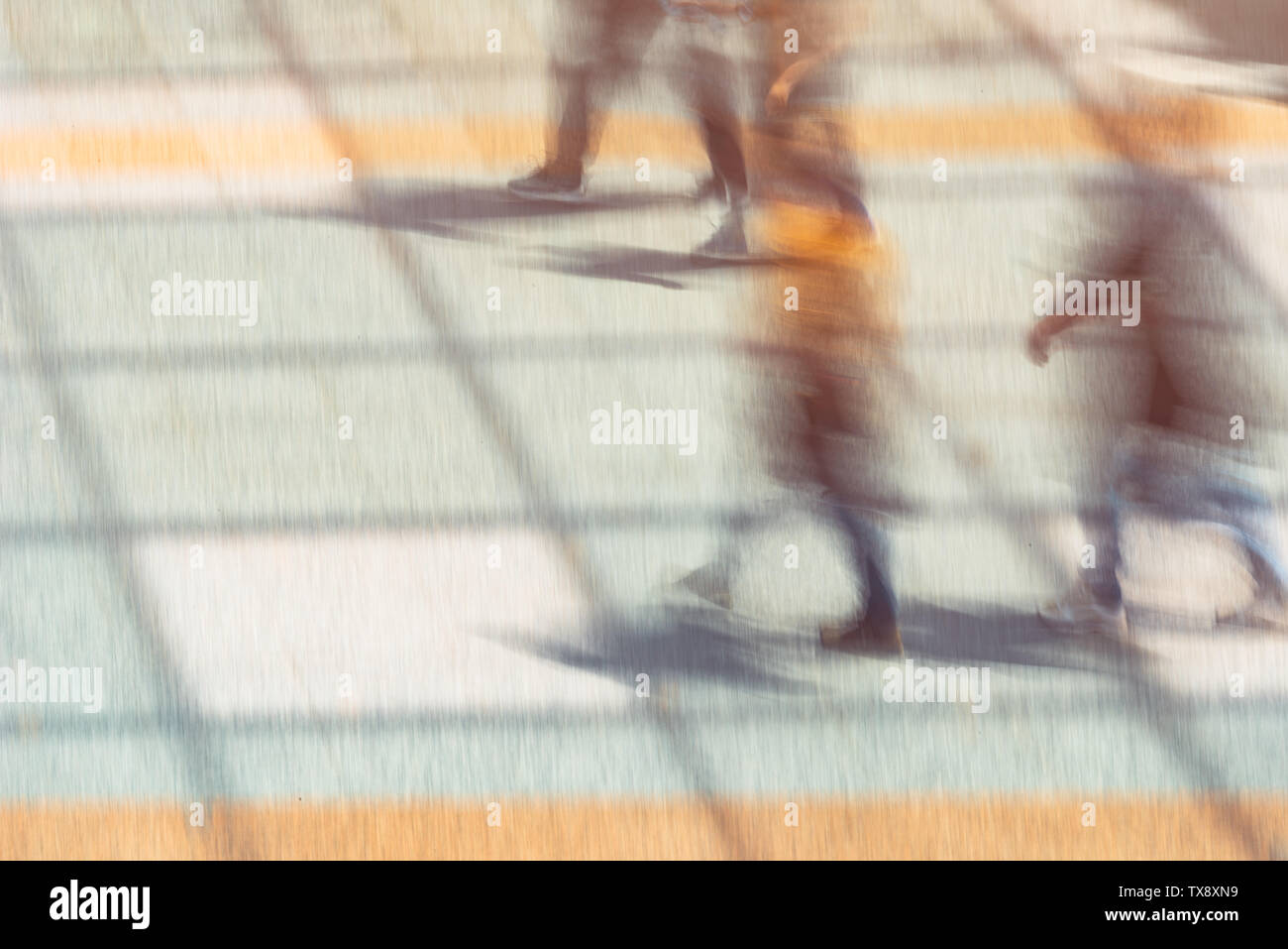 Gruppe von Menschen, motion blur Effekt. Nicht erkennbare Pendler wandern während der Rush Hour. Stockfoto