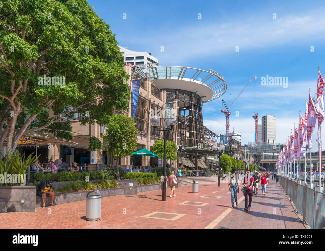 Geschäfte und Restaurants an der Cockle Bay Wharf, Darling Harbour, Sydney, Australien Stockfoto