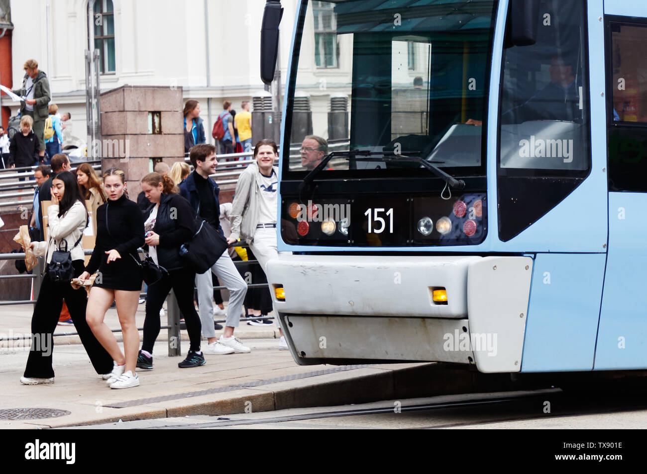 Oslo, Norwegen - 20. Juni 2019: Nahaufnahme der vorderen einer Straßenbahn mit Menschen im Hintergrund bei Jernbanetorget Square. Stockfoto