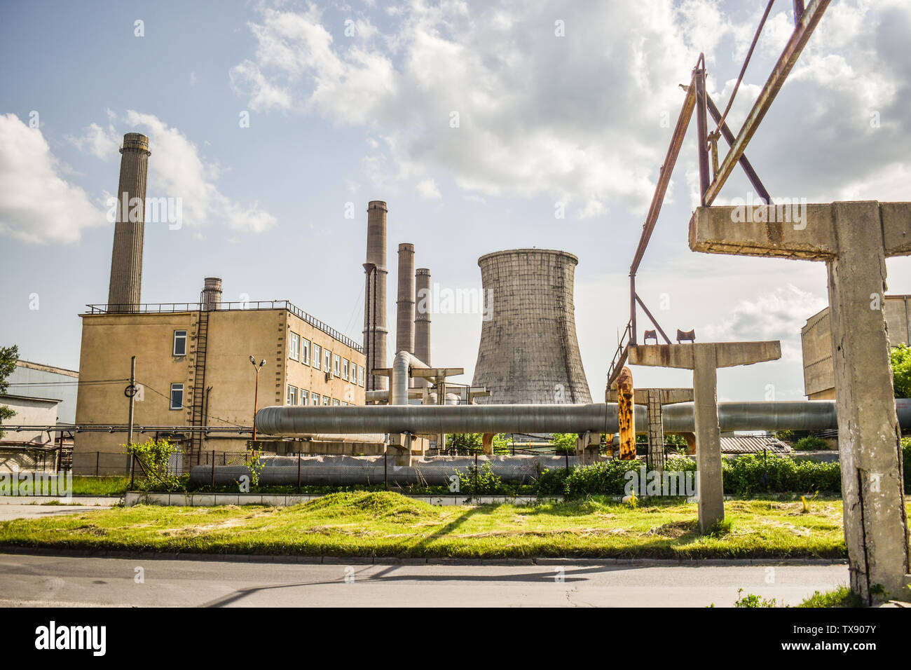 Ansicht des alten Kraftwerks mit großen konkreten Öfen. Gefallenen chemische kommunistische Industrie. Stockfoto
