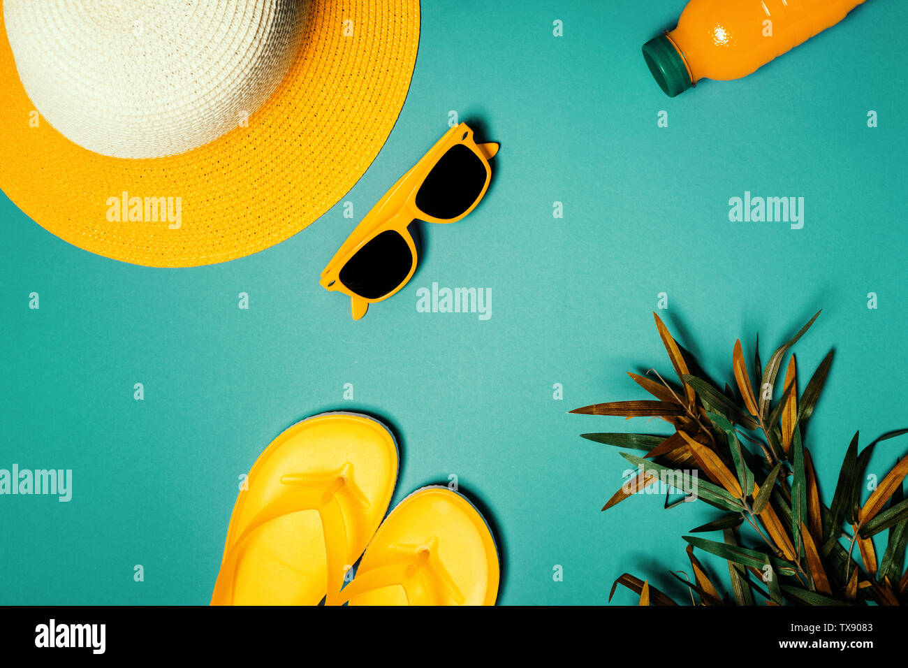 Stroh Hut und Sonnenbrille im Sommer Urlaub Konzept, flach Top View Stockfoto