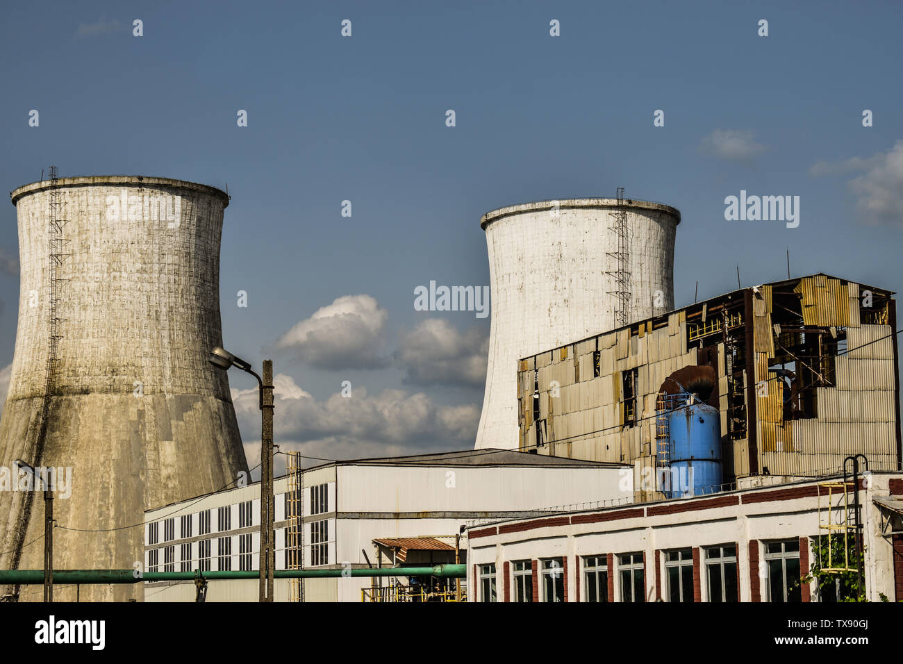 Ansicht des alten Kraftwerks mit großen konkreten Öfen. Gefallenen chemische kommunistische Industrie. Stockfoto
