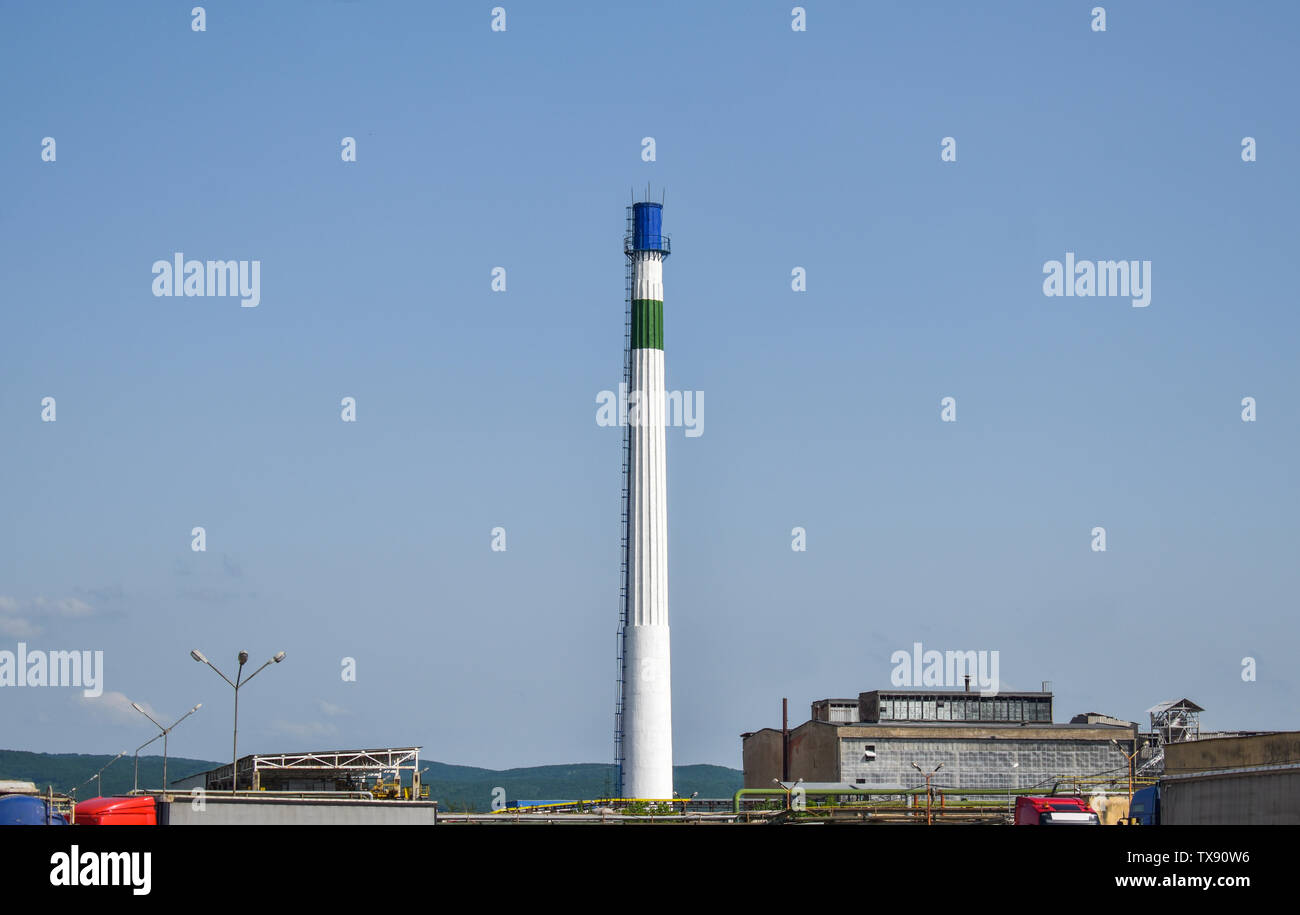 Blick auf das riesige Turm im alten Kraftwerk mit großen konkreten Öfen. Gefallenen chemische kommunistische Industrie. Stockfoto