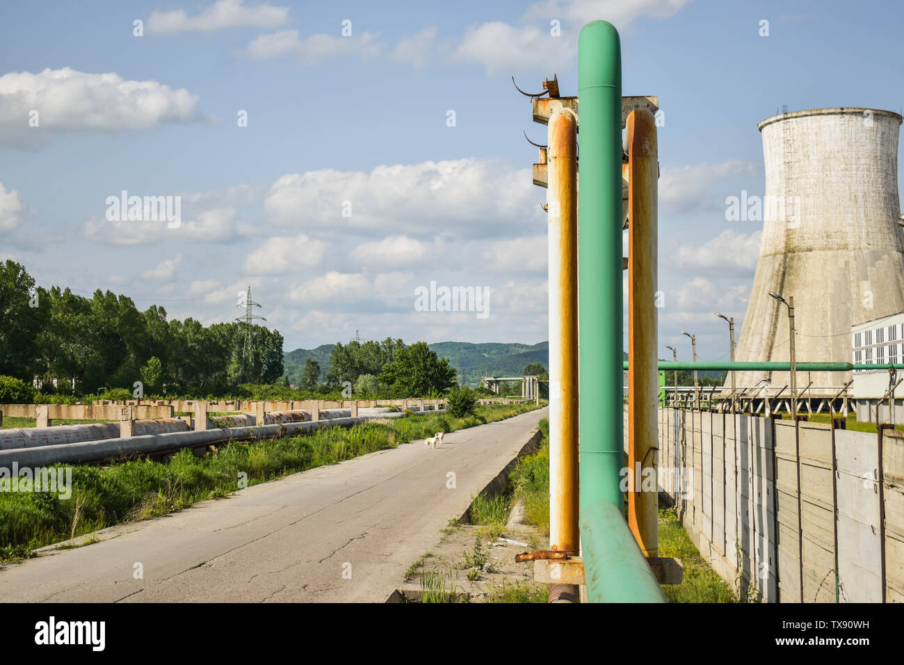 Blick auf die Straße im alten Kraftwerk mit großen konkreten Öfen. Gefallenen chemische kommunistische Industrie. Stockfoto