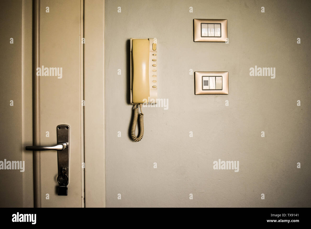 Vintage Hotel Zimmerausstattung. Alte Schalter und antiken Telefon auf die weiße Wand. Stockfoto