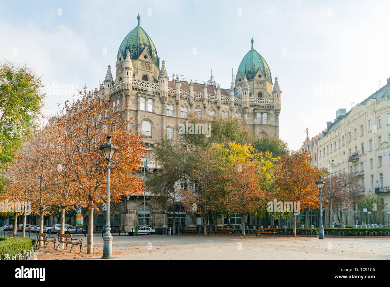 Budapest, 10.November: Außenansicht eines historischen Gebäudes mit Herbst Farbe am 10.November, 2018 in Budapest, Ungarn Stockfoto