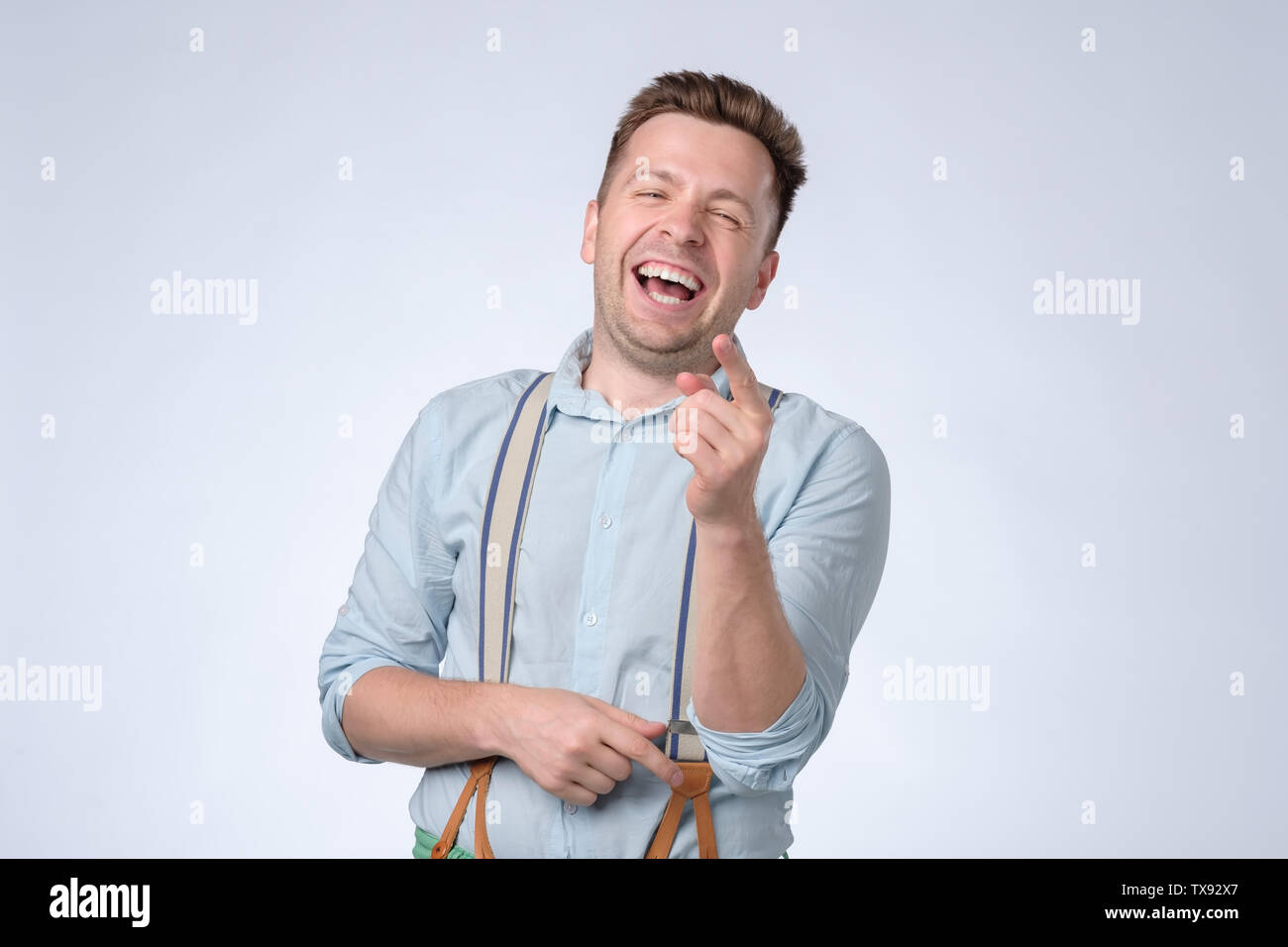 Porträt von einem gutaussehenden jungen Mann Lachen Stockfoto