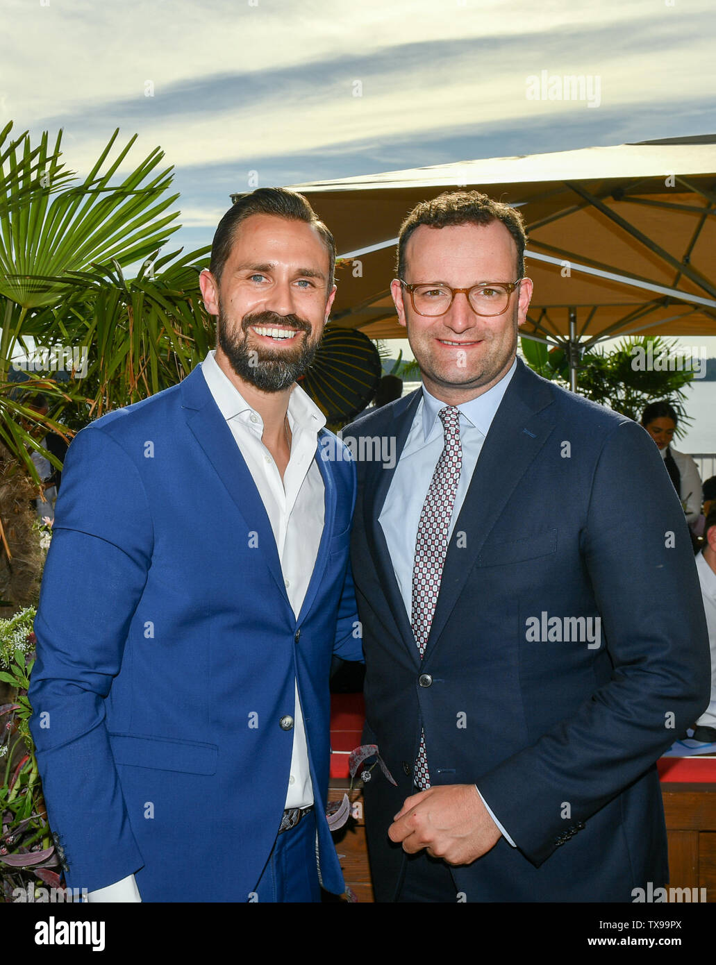 Berlin, Deutschland. 24. Juni, 2019. Jens Spahn (r, CDU) und seine Lebenspartnerin Daniel Funke kommen von "Bild hilft e.V. Sommerfest "Ein Herz für Kinder" im Restaurant Wannseeterrassen. Foto: Jens Kalaene/dpa-Zentralbild/dpa/Alamy leben Nachrichten Stockfoto