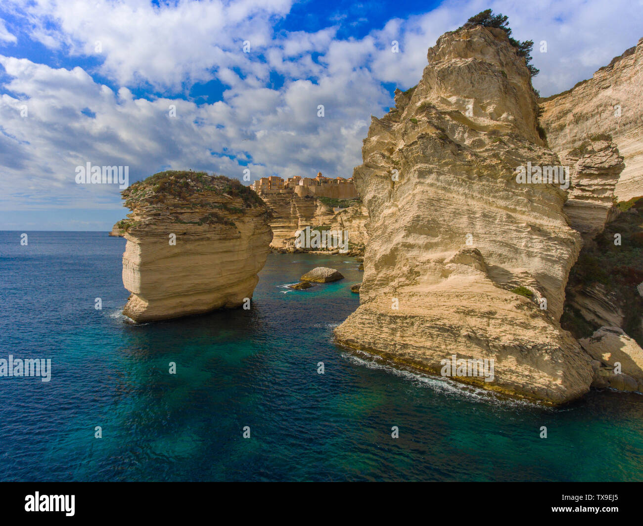 Große Stücke brach weg von der Küste der Insel Korsika. Stockfoto