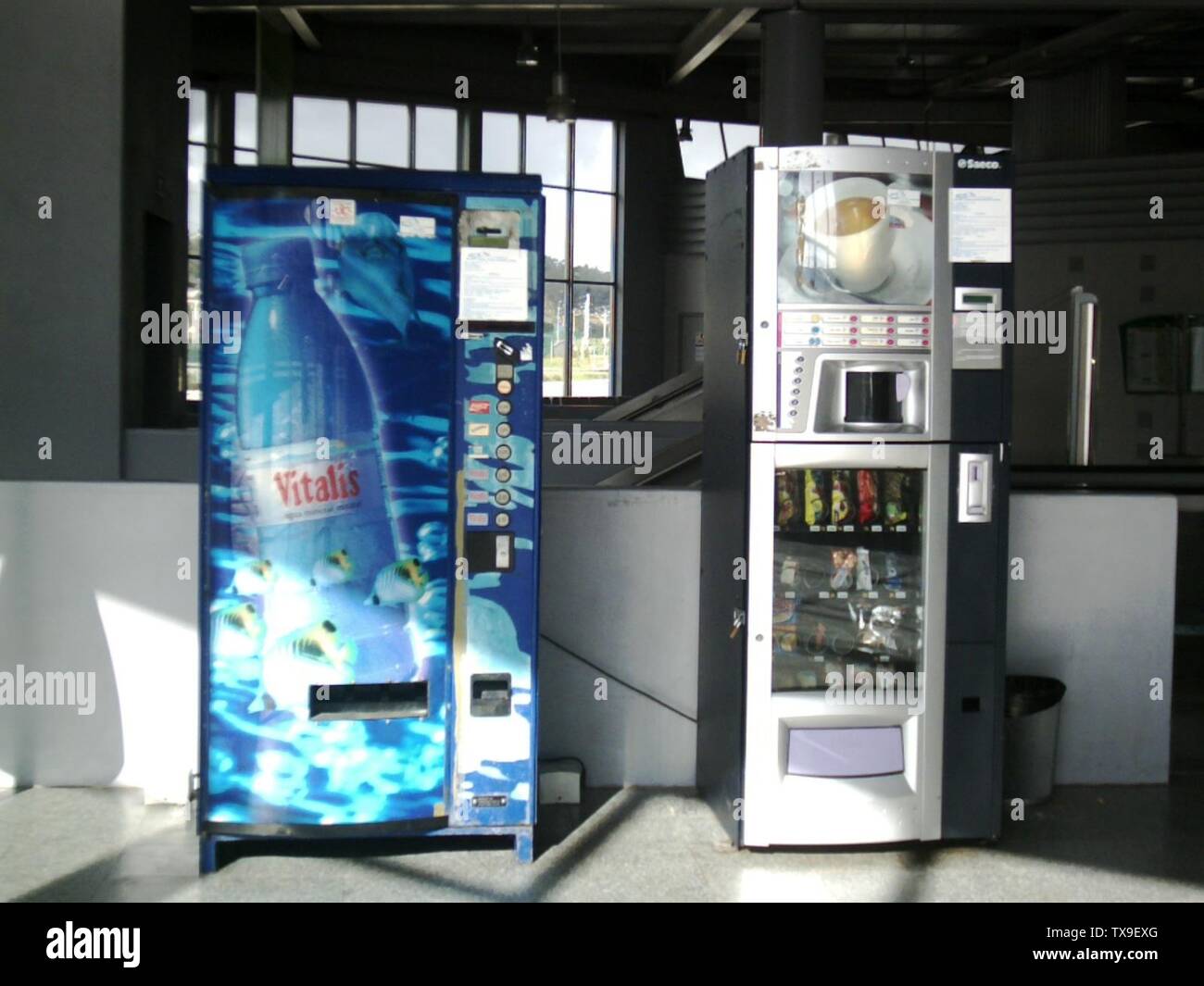 Teil einer Reihe von Bildern über den Bahnhof von Mira-Sintra/MeleÃ§AS. Es ist nur ein Kaffee- und Wasserverkaufsgerät in Flaschen.; 2006; Eigene Arbeit; Ivo Emanuel GonÃ§alves; Stockfoto