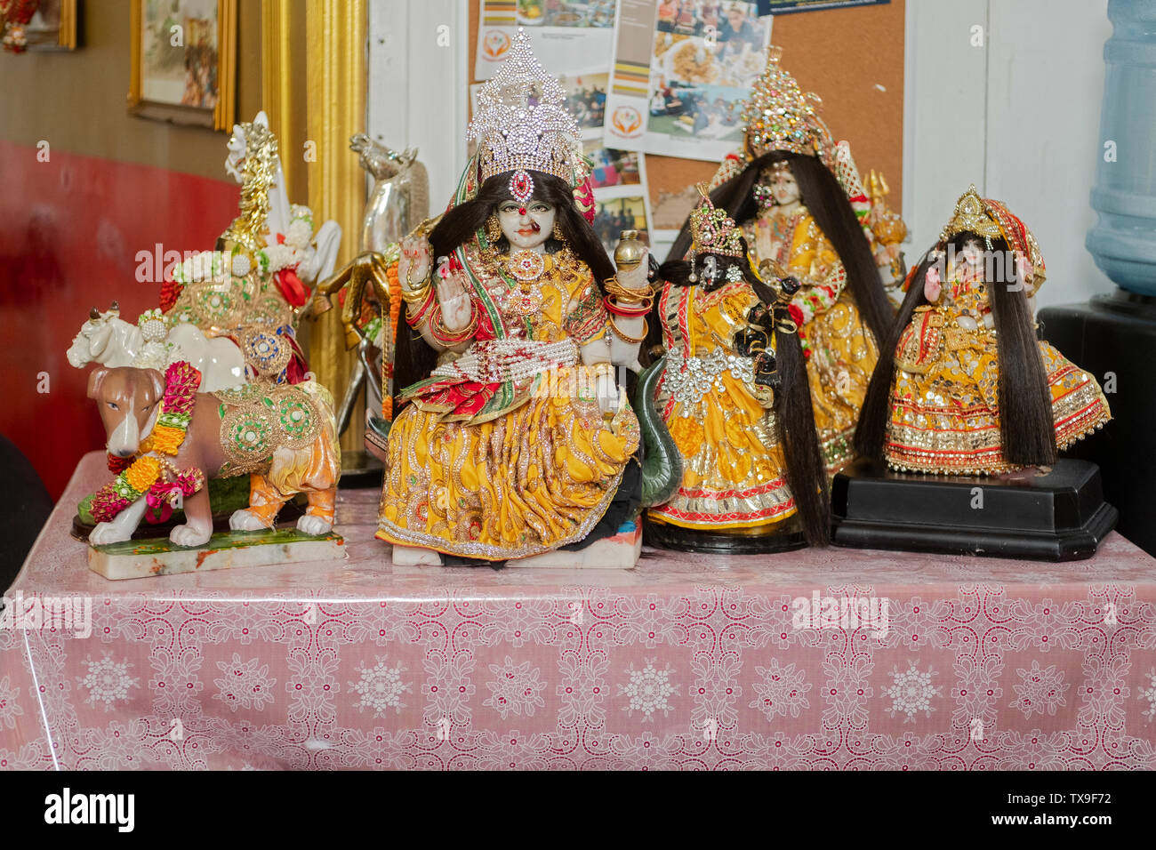 Kleine Statuen der hinduistischen Gottheiten mit neuer Kleidung, handgefertigte wurde als Teil eines Rituals der danken. In Queens, New York City. Stockfoto