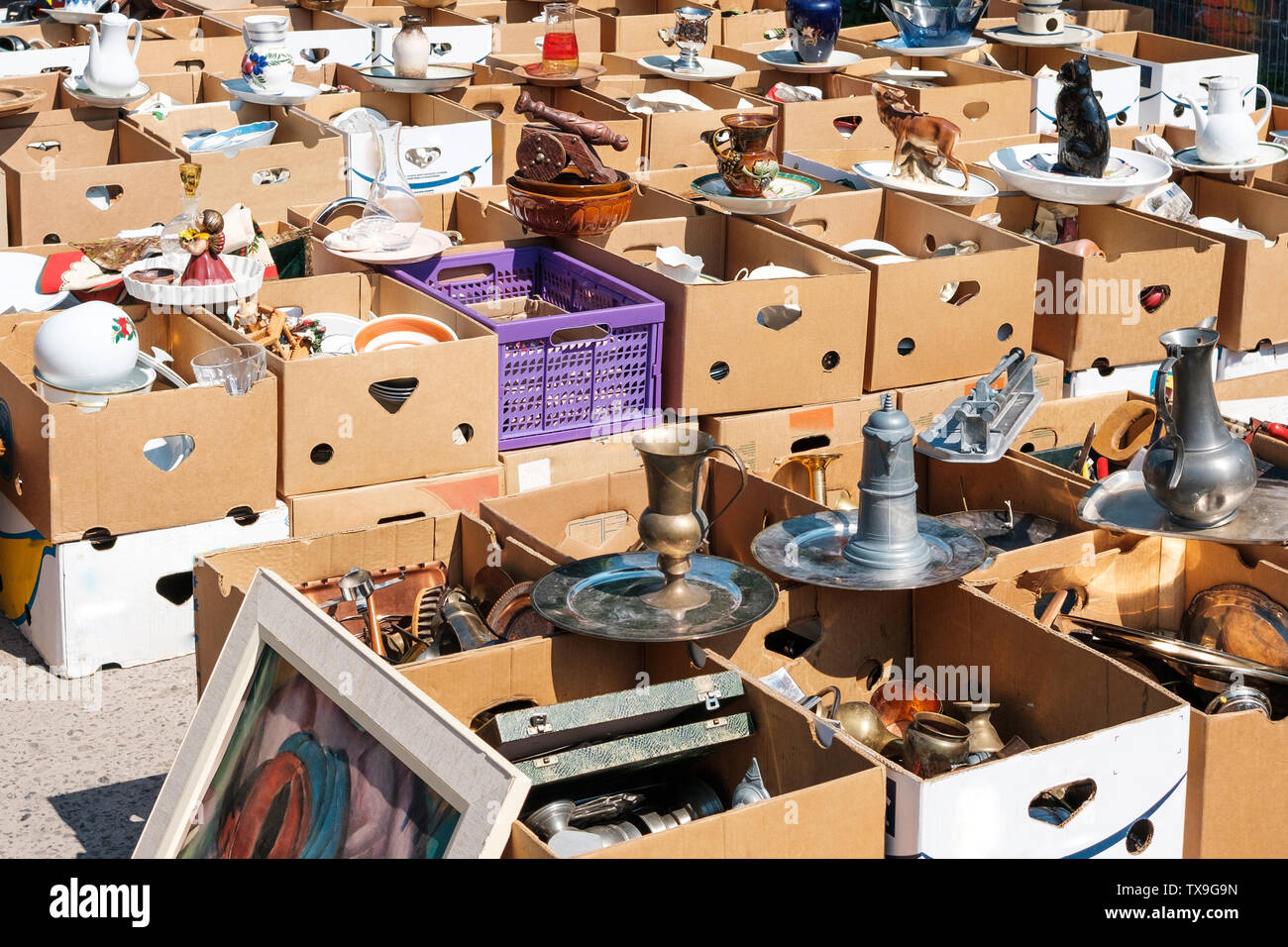 Boxen mit Second Hand Objekte auf Flohmarkt Stockfoto