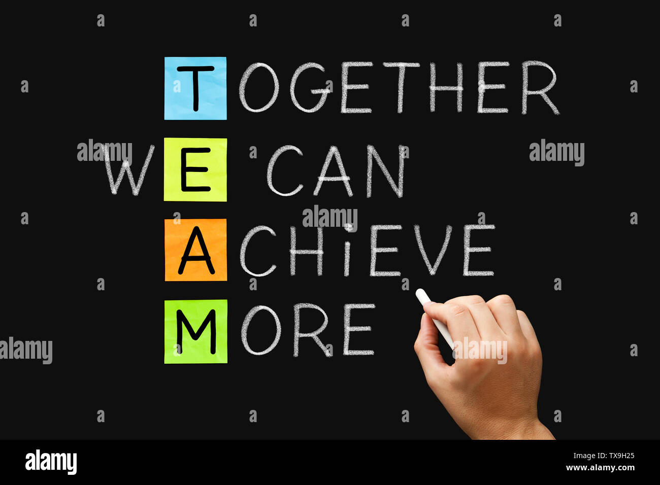 Hand schreiben Mannschaft zusammen haben wir mehr Können mit weißer Kreide auf Tafel erreichen. Teamwork, Synergie oder Zusammenarbeit Geschäftskonzept. Stockfoto