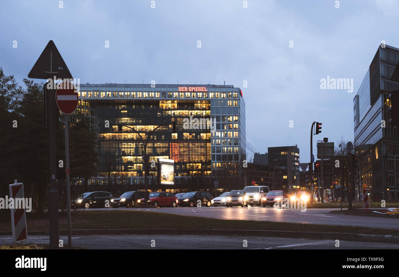 Hamburg, Deutschland - Mar 21, 2018: Headquarter des Spiegel der Spiegel  Zeitung Weekly News Magazin auf der Ericusspitze Straße in der Dämmerung -  Autos im Stau Stockfotografie - Alamy
