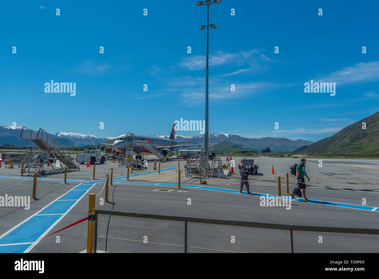 QUEENSTOWN, Neuseeland - Oktober 10, 2018: Das Flugzeug auf dem Flughafen auf dem Hintergrund der schneebedeckten Berge. Kopieren Sie Platz für Text. Stockfoto