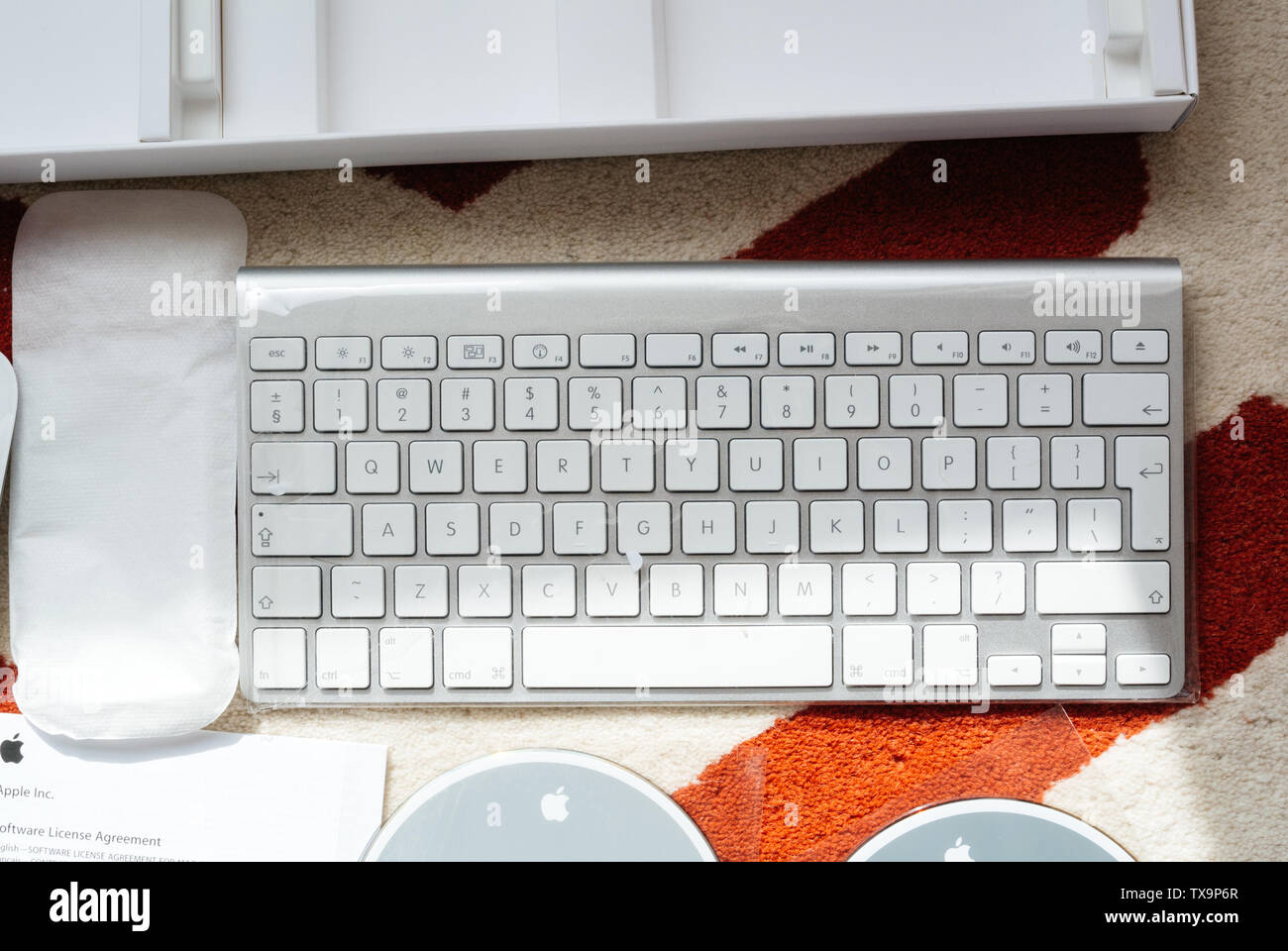 London, Großbritannien, 31. März 2014: Teile und Komponenten des neuen iMac 21,5 Personal Computer von Apple Computern beim Auspacken kwyboard, DVD-Laufwerke Stockfoto