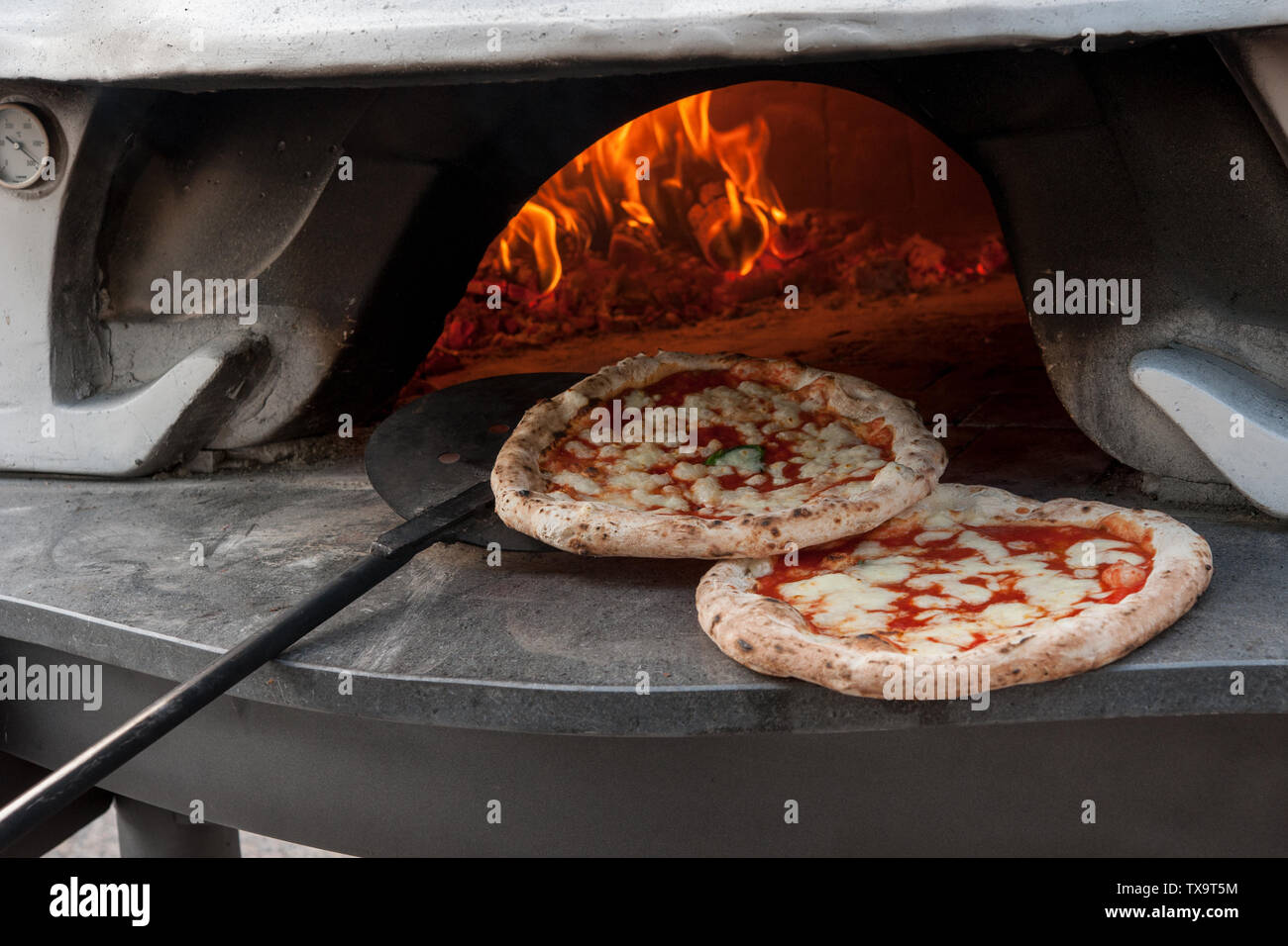 Heiße Pizza Margherita nur aus dem Holzofen. Stockfoto