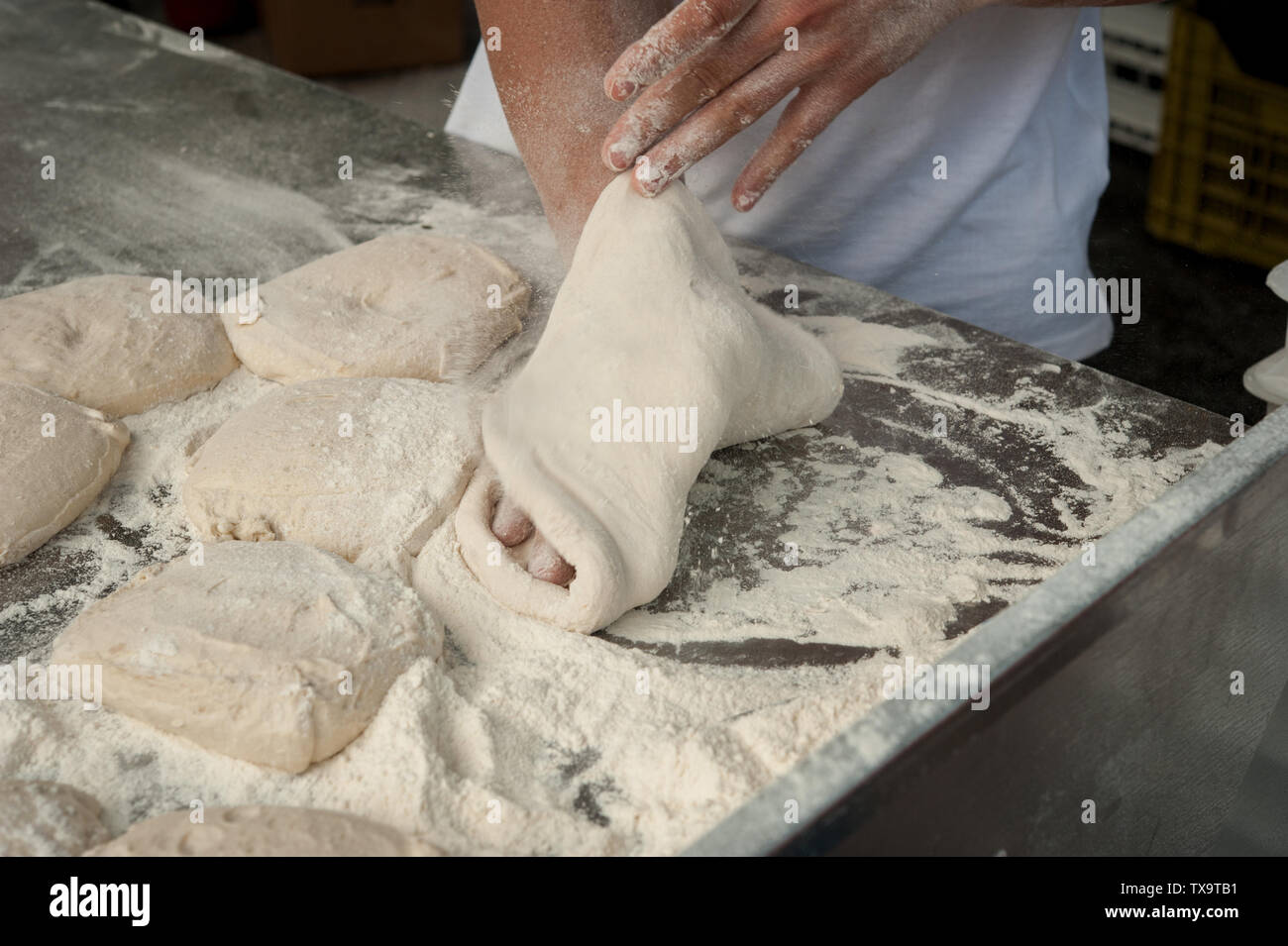 Vorbereitung Pizza Margherita Teig auf einer Arbeitsplatte. Stockfoto