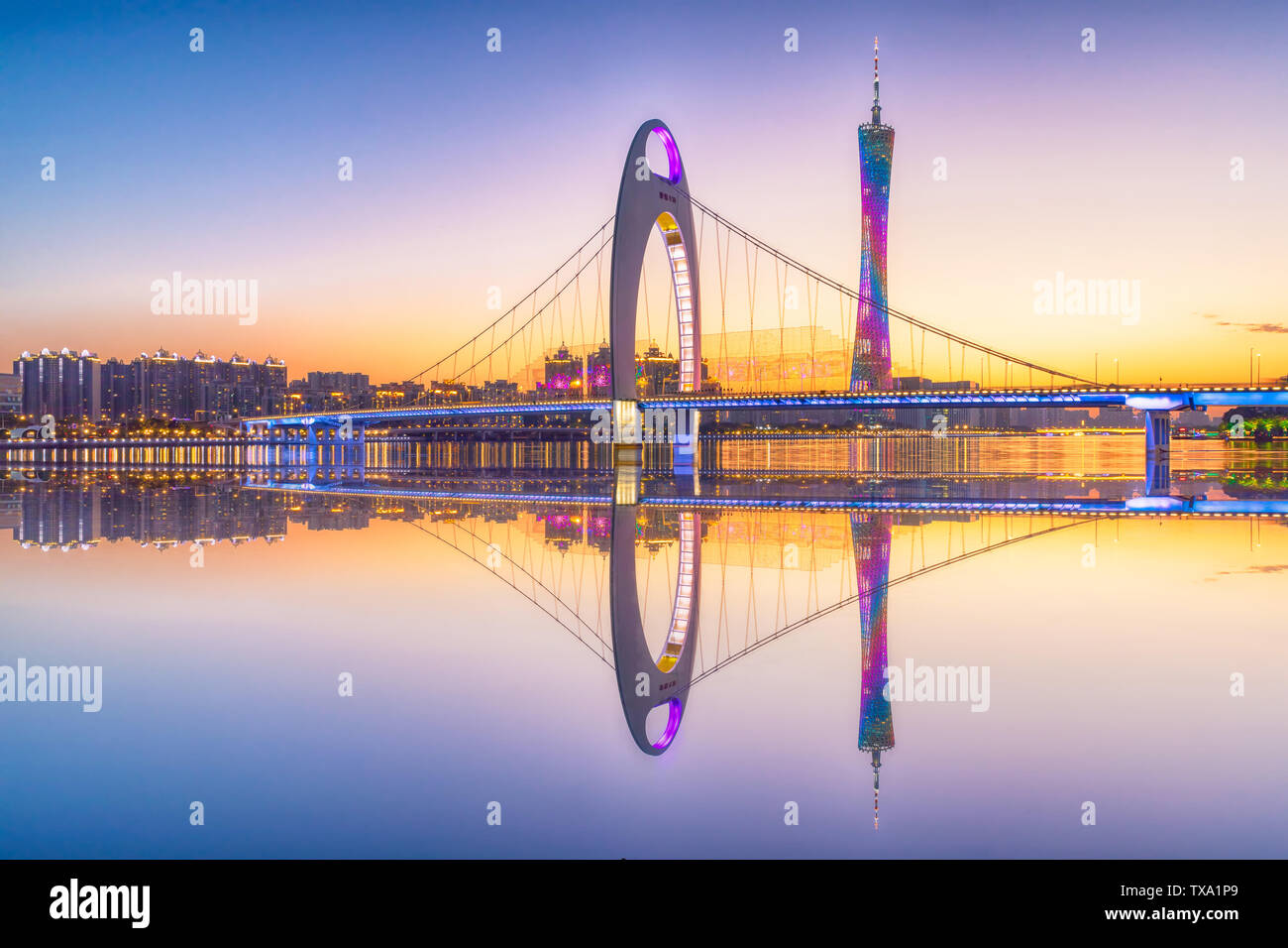 Nachtansicht von Guangzhou Turm und Katzen Brücke Stockfoto