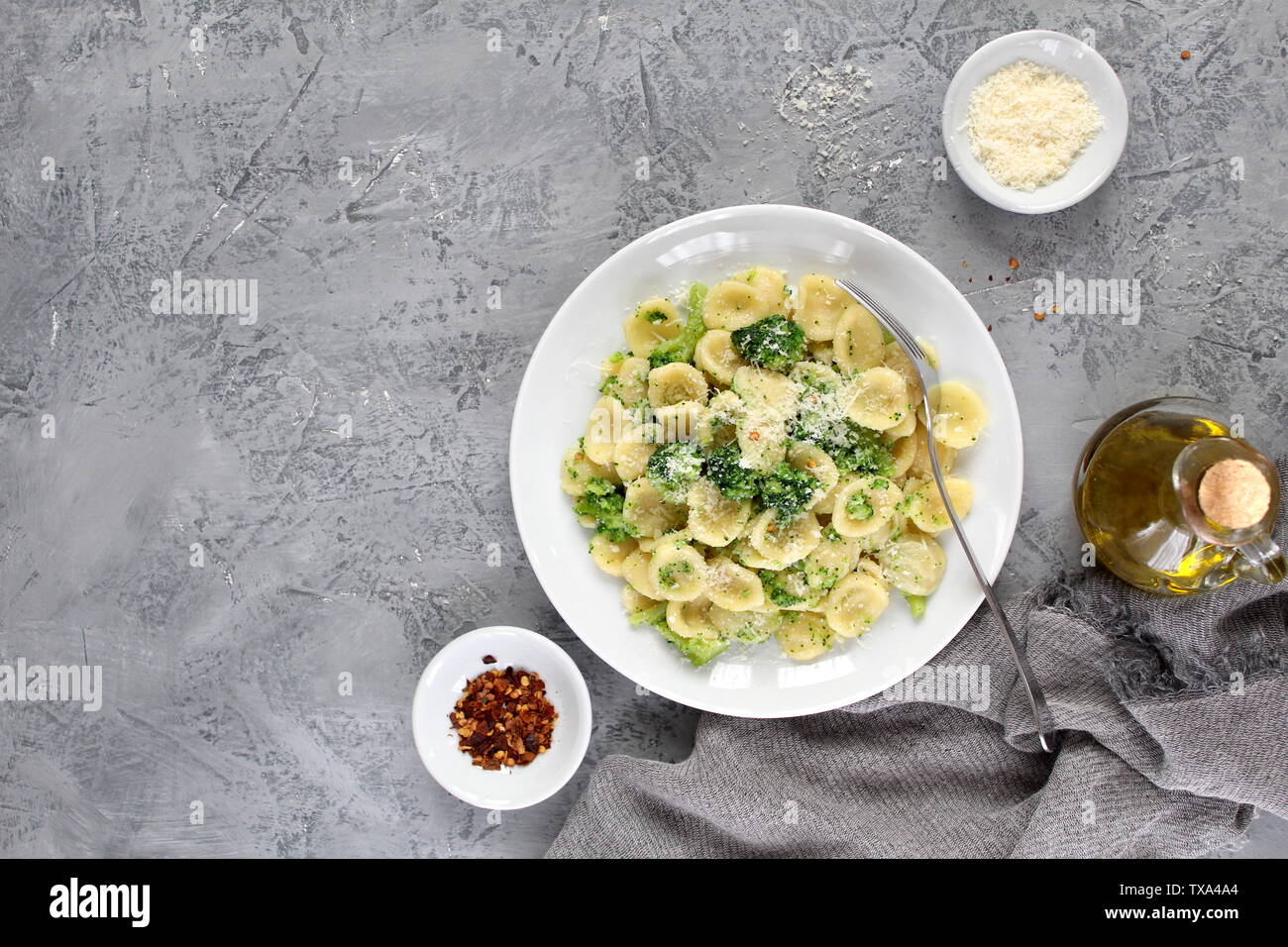 Hausgemachte Pasta Orecchiette mit Brokkoli, Parmesan und Chili auf hellen Hintergrund. Ansicht von oben mit der Kopie. Stockfoto
