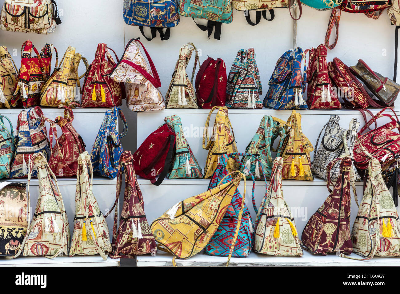 Street Shopping textil Handtasche Anzeige in einem alten türkischen Stadt. Stockfoto