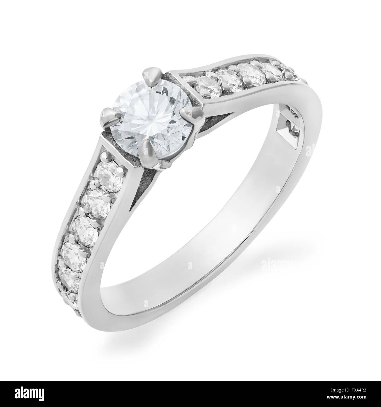 Weißes Gold Engagement Ring mit Diamanten auf einem weißen Hintergrund. Das Foto wurde mit dem Stapeln Methode genommen Stockfoto