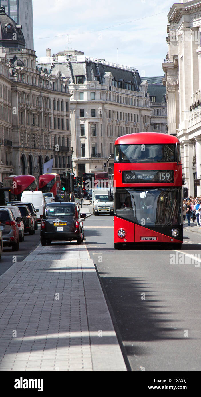 Eine rote London Bus und Taxi auf der London Street. Stockfoto