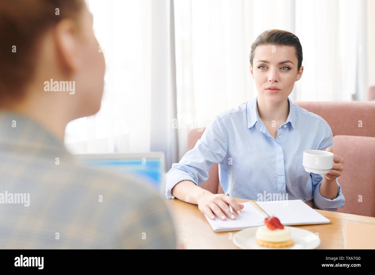 Diskussion von über Tasse Kaffee Stockfoto