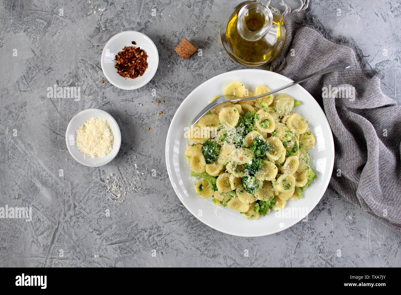 Hausgemachte Pasta Orecchiette mit Brokkoli, Parmesan und Chili auf hellen Hintergrund. Ansicht von oben mit der Kopie. Stockfoto