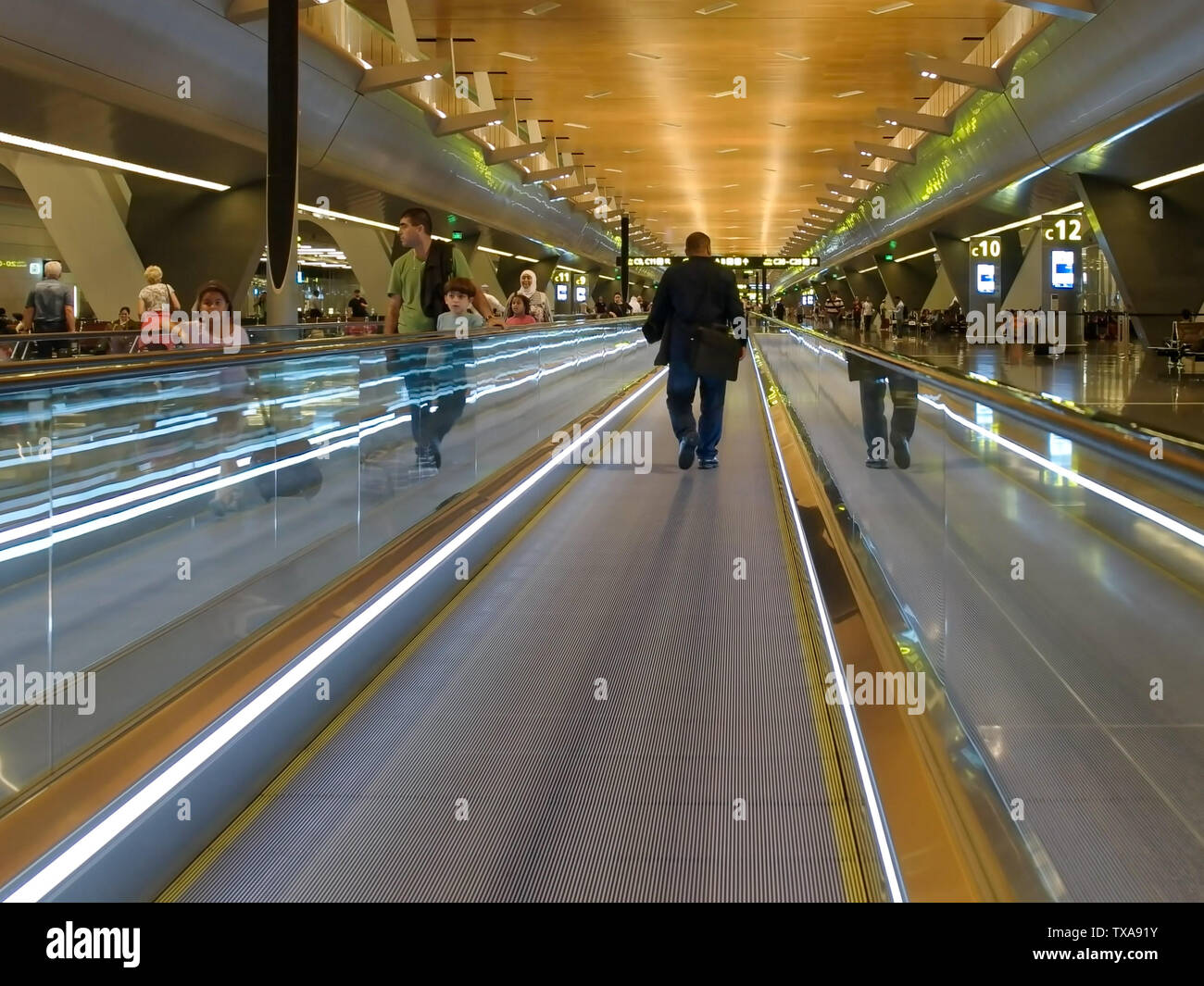 DOHA, Katar - September, 27, 2016: Reisende mit einem Fahrsteig in der hamad internationalen Flughafen in Doha Stockfoto