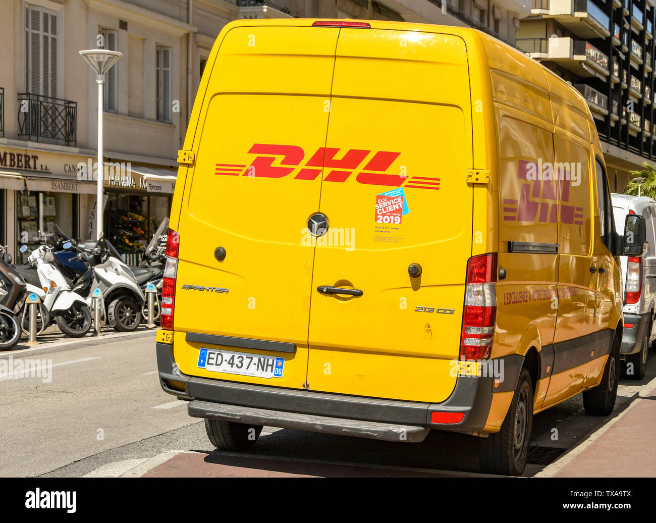CANNES, Frankreich - April 2019: DHL-Lieferwagen an einer Seitenstraße in Cannes geparkt Stockfoto