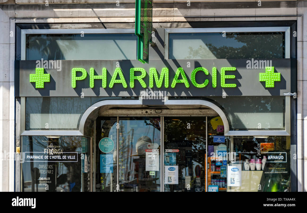 CANNES, Frankreich - April 2019: Schild über der Tür einer Apotheke in Cannes. Stockfoto