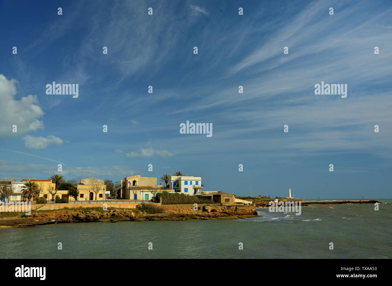 Kleine romantische Fischerdorf am Strand vor blauem Himmel auf Sizilien Stockfoto