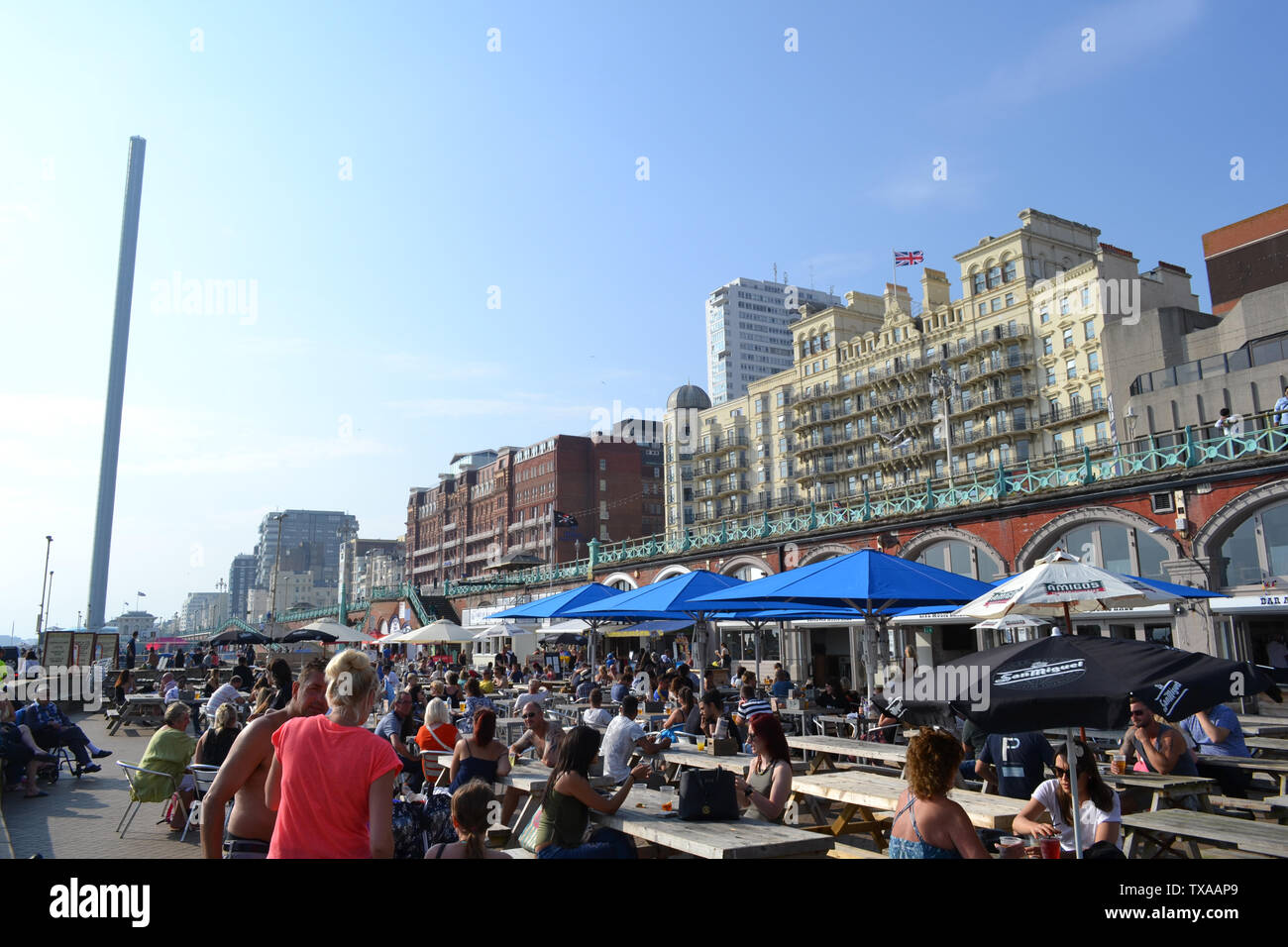 Brighton/UK - 13. August 2016: Cafe und Bar, entspannen Sie sich in der Nähe des Aussichtsturms British Airways i360 in Brighton in einer fröhlichen Sommertag. Stockfoto