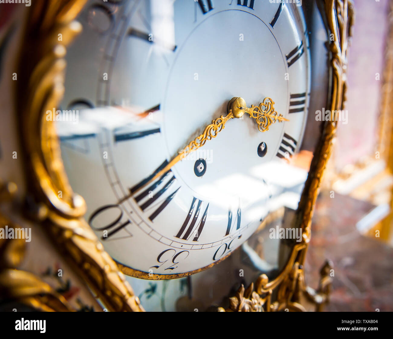 Closeup Detail des Alten stilvollen Wand ansehen, Goldene Zeiger auf weisses Zifferblatt Stockfoto